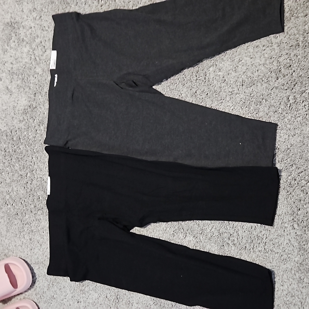 Brand new lot of 2 Sonoma Capri legging size large black and gray.